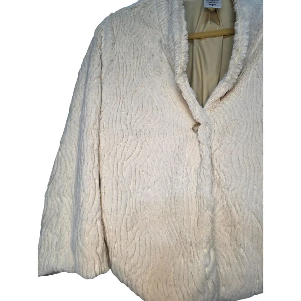 Patagonia Cream Faux Fur Womens Jacket Size‎ S Lined Soft Texture Button Closure